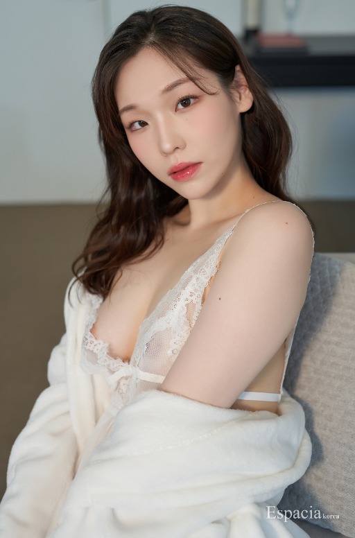 什么都没有穿的美女